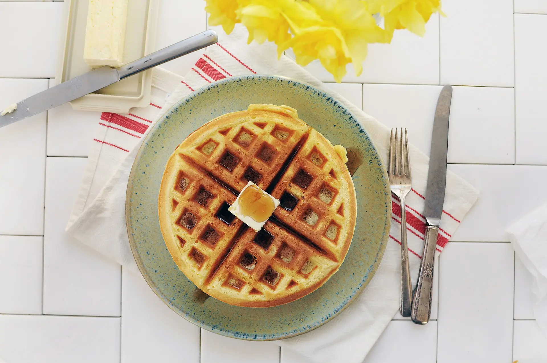 Gaufre servie sur une table claire