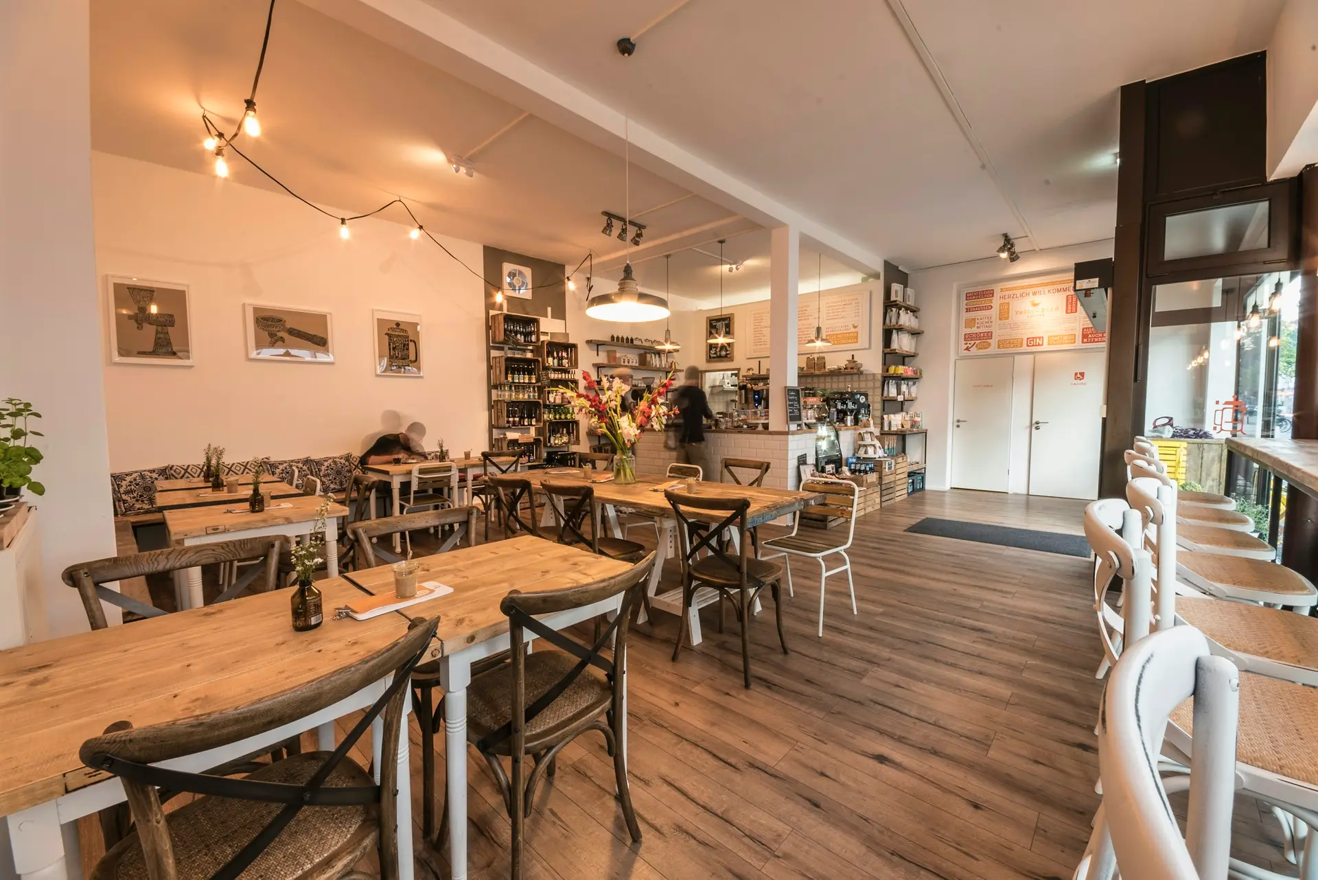 Salle de brasserie claire