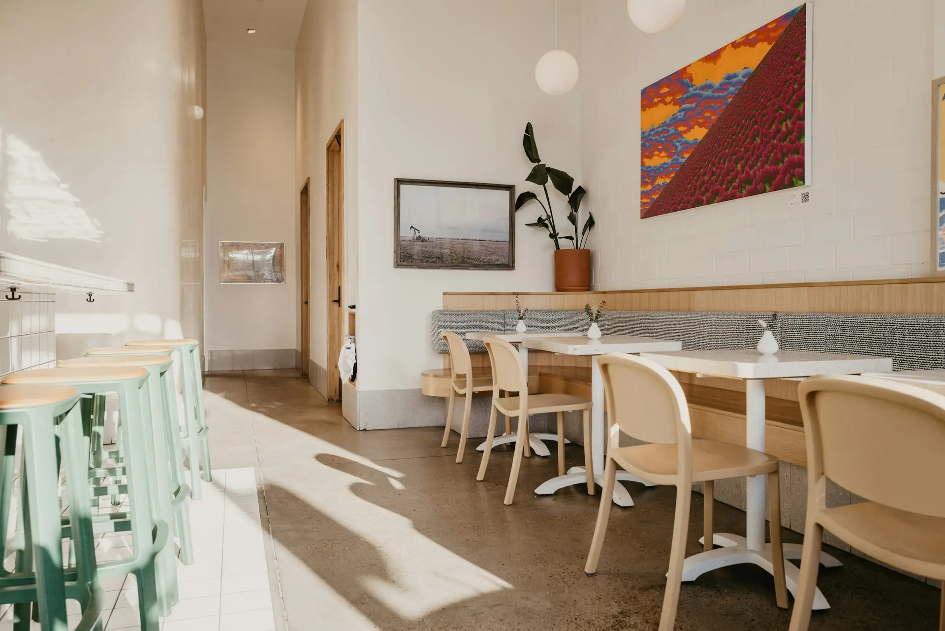 Salle de restaurant lumineuse