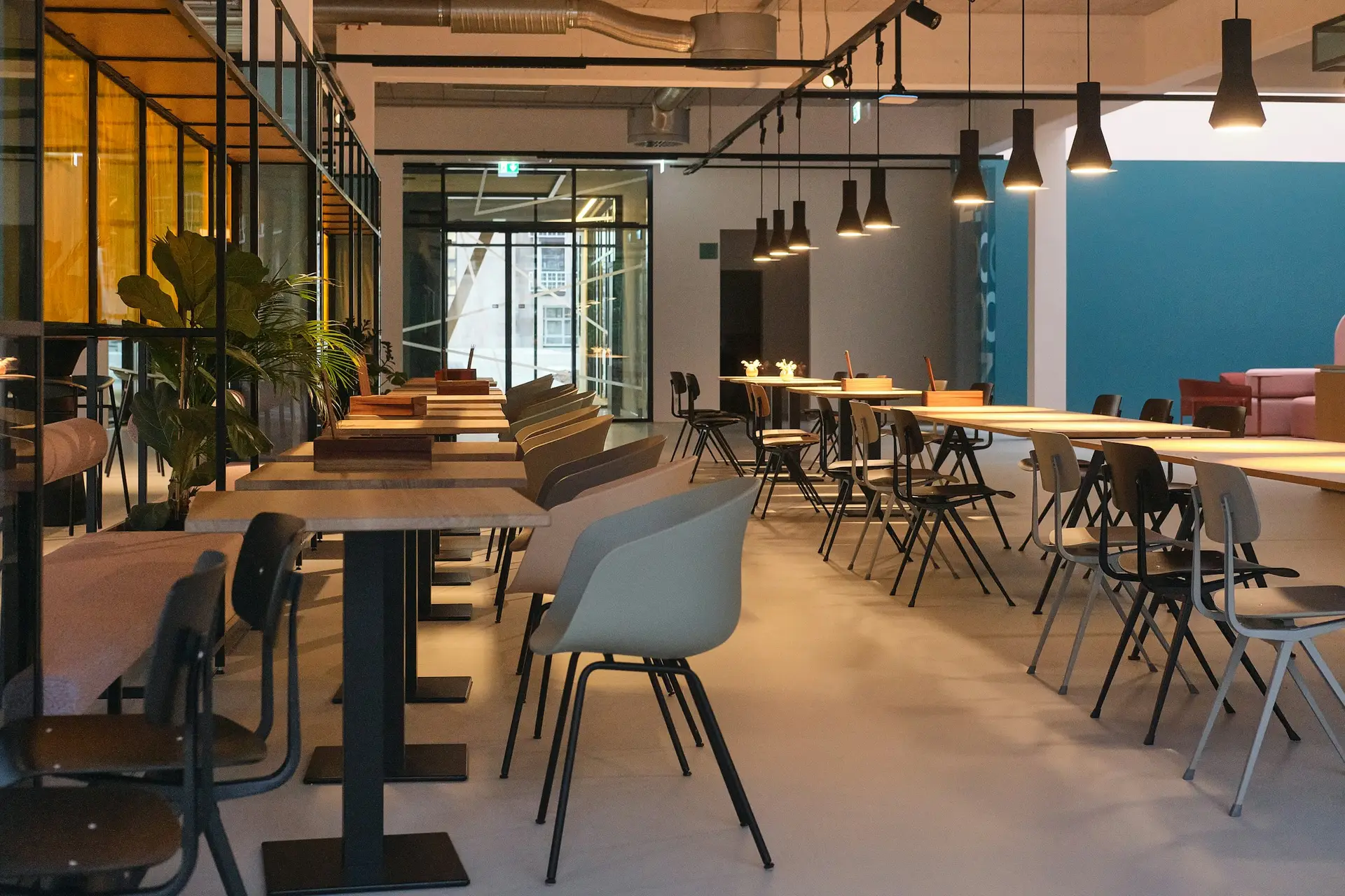Salle de restaurant contemporaine
