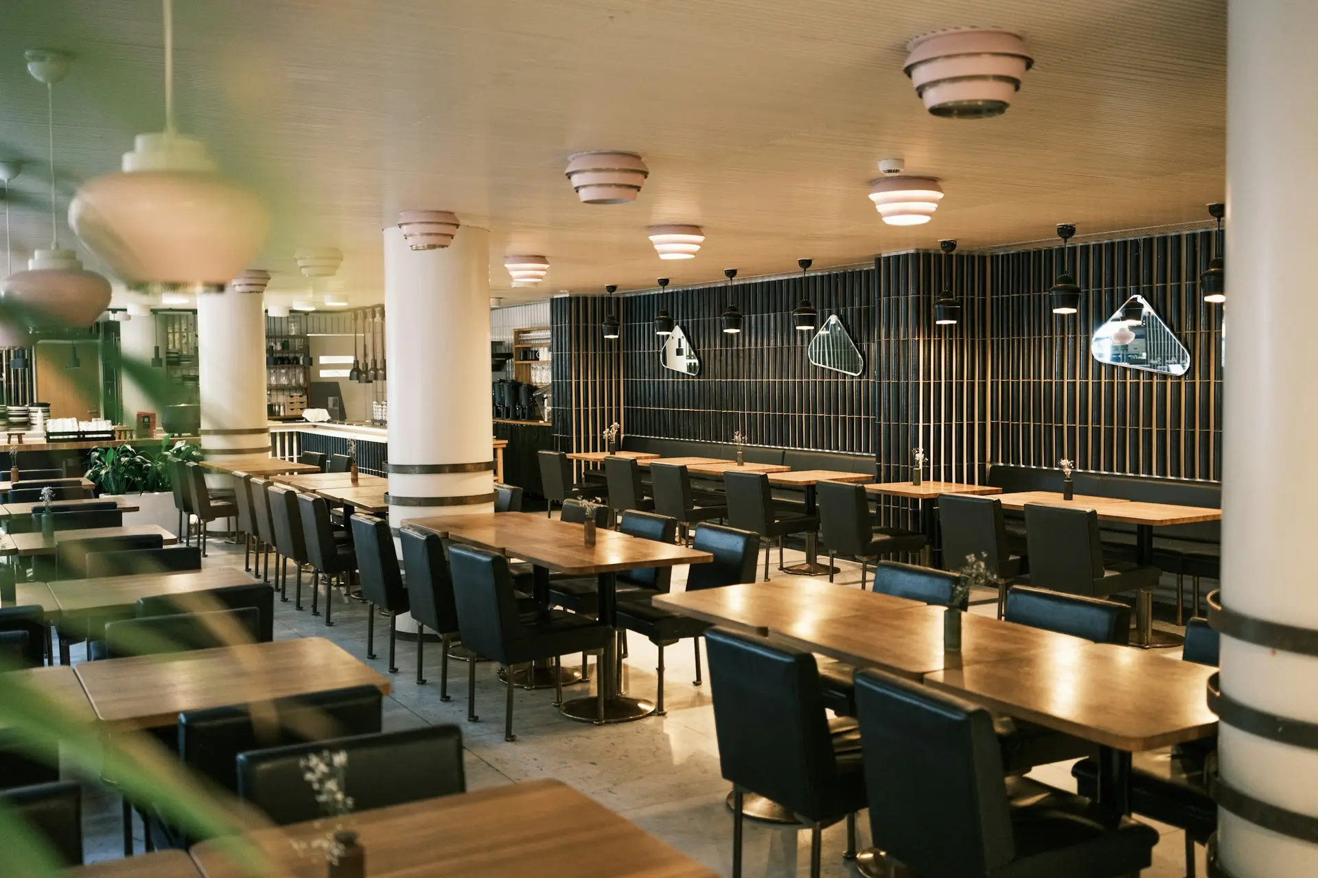 Salle de restaurant moderne